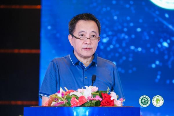 中国建筑装饰协会副会长兼秘书长 张京跃 致开幕词